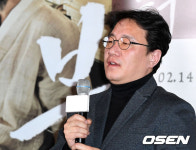 [사진]취재진 질문에 답하는 조근현 감독