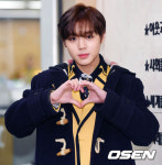 [사진]워너원 박지훈,고등학교 졸업 기쁨을 담은 하트