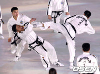 [사진]북한 태권도 시범단의 힘찬 발차기