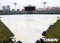 [사진]방수포 덮힌 부산 사직구장