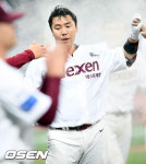 [사진]시즌 첫 끝내기 축하 받는 김재현