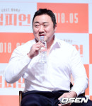 [사진]마동석, 물병이 너무 작아 보이네