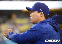 [사진]여유롭게 경기 지켜보는 류현진