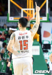 [사진]3점슛 성공시킨 김민수,기세 이어가자