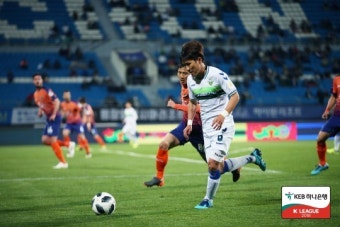 전북, 강원에 2-0 완승 '7연승'... 최강희 211승 '최다승 감독'