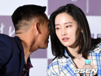 [사진]유아인-전종서,소근소근 비밀 대화