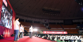 [사진]팬들과 우승 기념파티 함께 갖는 SK 나이츠