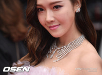 [Oh!칸 통신] "제시카 왔어요"..예쁨 가득한 생애 첫 칸 레드카펫