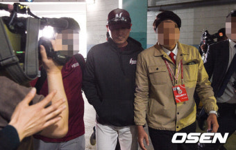 [사진]장정석 감독,'박동원-조상우 성폭행 혐의 질문에 급히 경기장으로 이동'