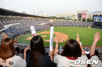 [사진]함성으로 가득 찬 잠실구장,'KBO 300만 관중 돌파'
