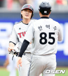 [사진]1타점 적시타 이형종,기분 최고