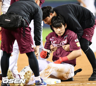 [사진]이정후,'왼쪽 어깨부상으로 부축받으며 교체'