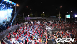 [사진]한국-독일전 킥오프 환호하는 붉은 악마들