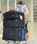 [사진]스캇 반 슬라이크, 어마어마한 짐과 함께 입국