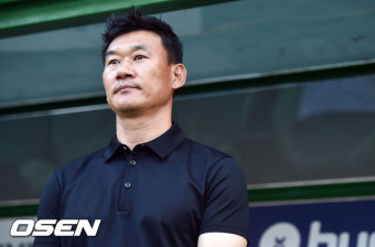 [사진]선수들 지켜보는 제주 조성환 감독