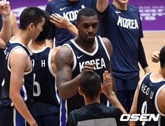 [사진]라건아,'한국의 대승 이끌었어요'