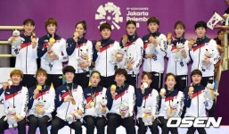 [사진]여자 핸드볼 대표팀,'금메달 정말 멋지죠?'