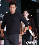 [사진]정은채, 성웅 오빠 뒤에 숨어