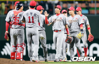 [사진]김강민의 만루홈런에 한화 상대 7:5 승리 챙긴 SK
