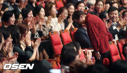 [사진]관객들에게 박수 받는 허스토리 실존인물 김문숙씨