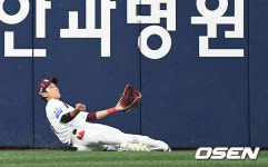 [사진]실점 위기 막아낸 이정후의 호수비