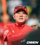 [사진]김기태 감독,대타 준비해
