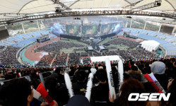 [사진]문학 주경기장 채운 2018 롤드컵 결승전 팬들