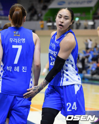 [사진]김소니아,'박혜진 잘했어'
