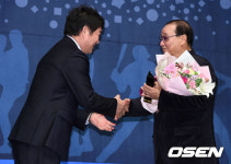 [사진]한은회 공로패 받는 이광환 KBO 육성위원장