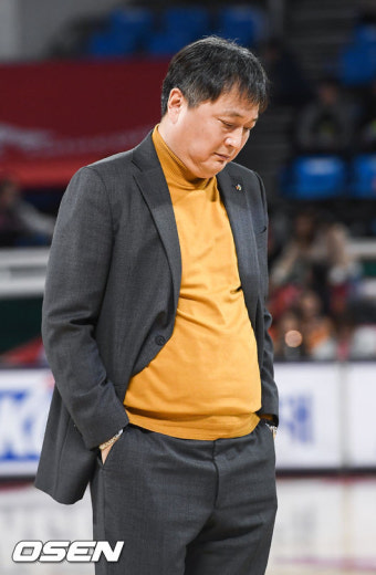 [사진]고개숙인 이상범 감독,'안 풀리네'