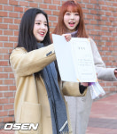 [사진]이달의소녀 희진,졸업장 짠~