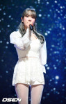 [사진]우주소녀 설아,눈 내리는 배경으로 열창