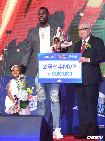 [사진]라건아, '딸과 함께 수상하는 외국선수 MVP'