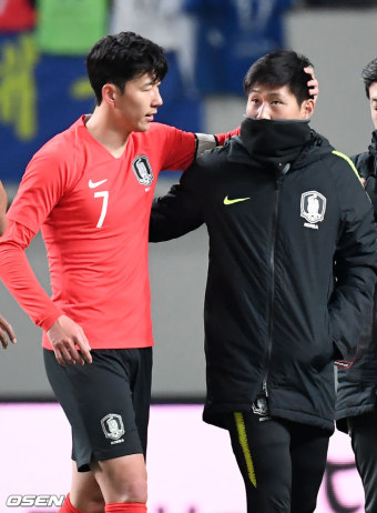 [사진]손흥민,'이강인과 승리의 기쁨을 나누며'