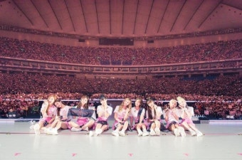 트와이스, 日 도쿄돔 콘서트 10만 팬 모였다 ‘아시아 원톱 걸그룹’