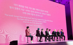 [사진]아미에 감사 인사 전하는 BTS