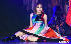 [사진]지구 태라,섹시하게 무대 위에 앉아