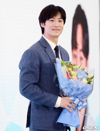 [사진]이제훈,'국세청 홍보대사의 훈훈함'
