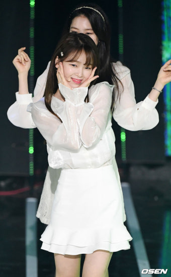 [사진]오마이걸 승희,'사랑의 꽃받침'