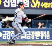 [사진]적시타 날리는 조셉