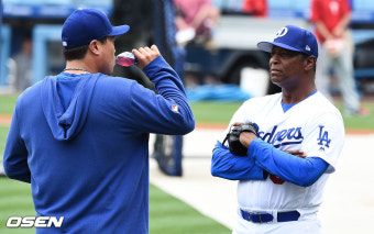 [사진]로이스터 롯데 전 감독,'류현진! MLB 활약 잘 보고 있어'