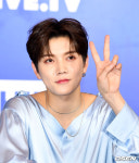 [사진]뉴이스트 렌, 베트남 팬들 향해 브이