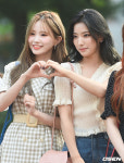 [사진]프로미스나인 송하영-이새롬,함께 만든 하트