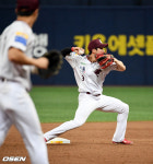 [사진]김혜성,'삼중살로 잡아야해!'
