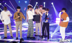 [사진]1위 공약 엑스원,안경 쓴채 지적인 콘셉트 앙코르 무대 꾸며요