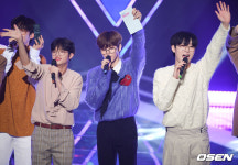 [사진]안경 쓴 엑스원 손동표-김우석-조승연,1위 공약 실천해요
