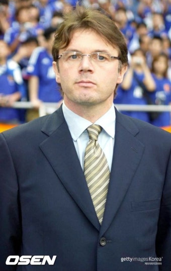 ‘박항서 감독과 동등한 대우’ 베트남축협, 트루시에 전폭지원