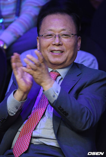 [사진]'2019 서울 서바이벌 3쿠션 마스터즈' 관전하는 남삼현 대한당구연맹회장