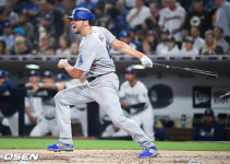 [사진]다저스 선발 힐,첫 타석부터 2루타 작렬