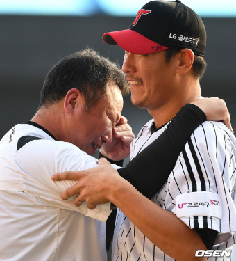 [사진]LG 이동현과 차명석 단장, '은퇴식 눈물바다'